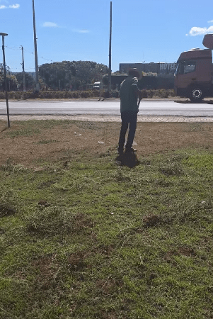Prefeitura realiza limpeza e manutenção na Praça da Bíblia
