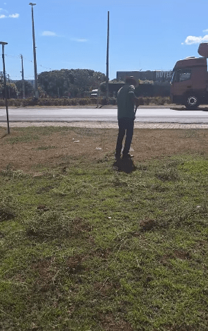 Prefeitura realiza limpeza e manutenção na Praça da Bíblia