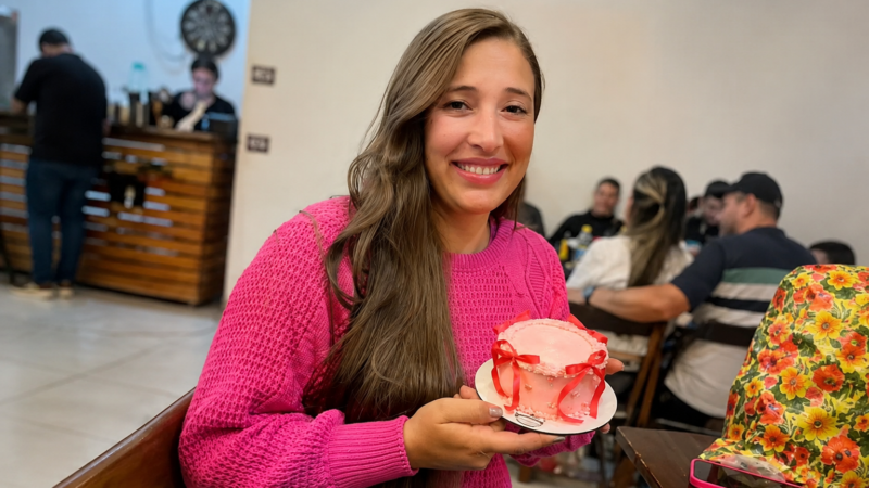 Genteee, olha quem está fazendo aniversário hoje: Larissa Soares