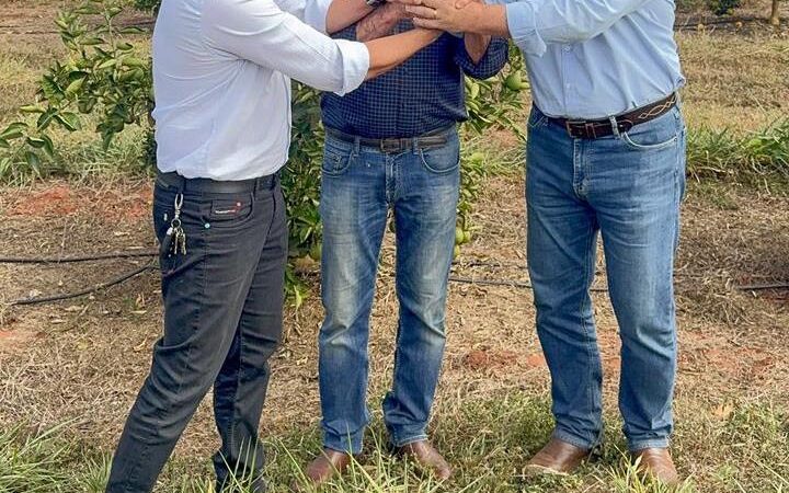 Prefeito Rodrigo Freitas visita plantação de laranjas e destaca potencial da citricultura em Cassilândia