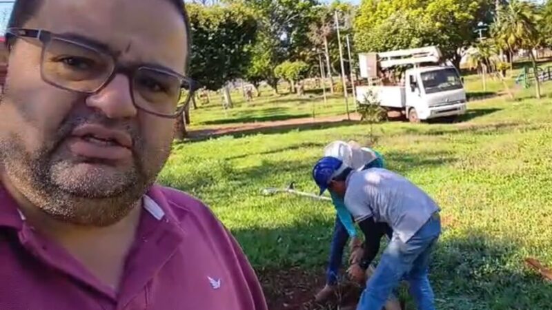 Secretário de Infraestrutura, Pedro Vieira, explica manutenção na iluminação do Parque Elza Vendrame