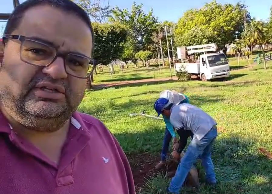 Secretário de Infraestrutura, Pedro Vieira, explica manutenção na iluminação do Parque Elza Vendrame